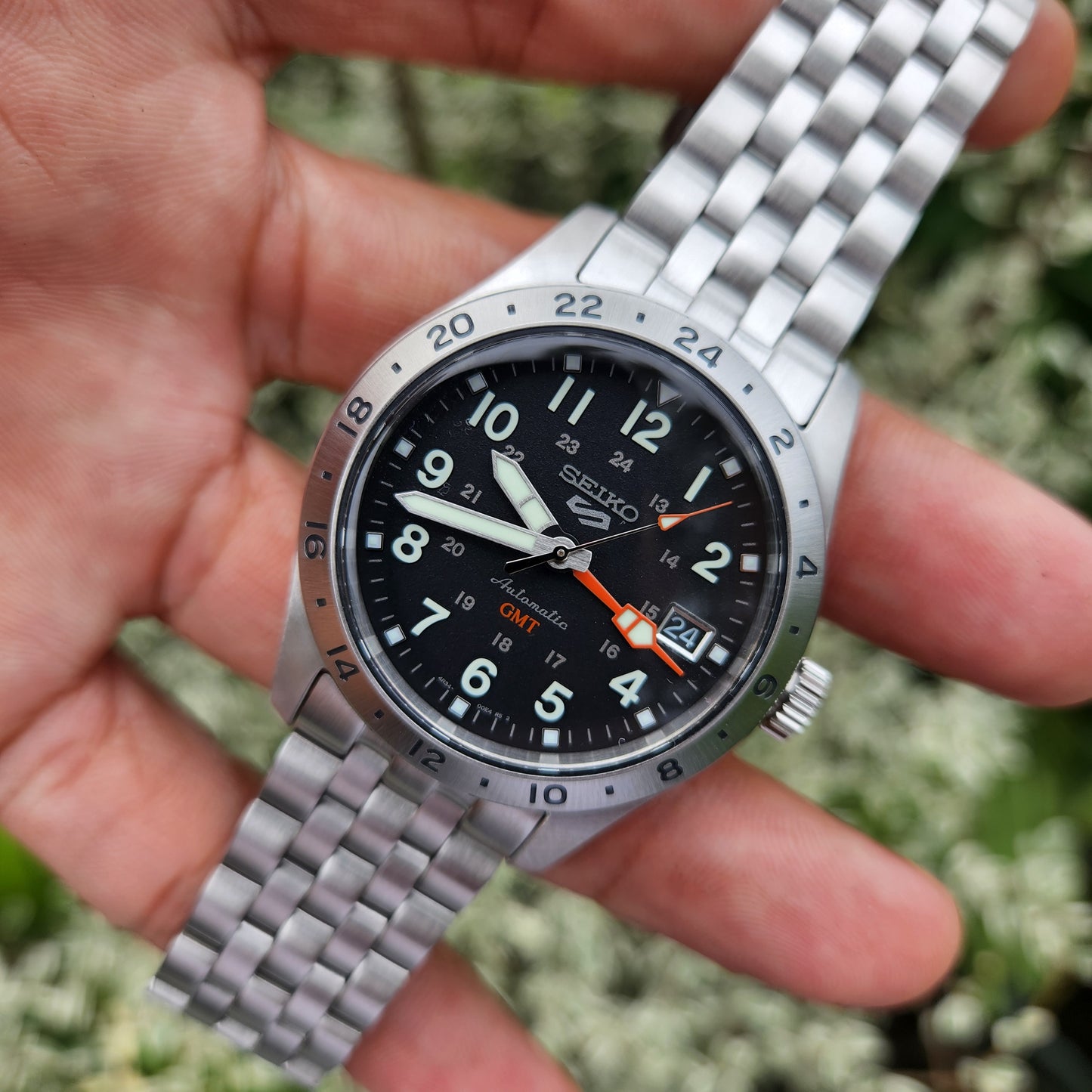 Seiko 5 SKX Sports GMT Explorer 39mm Black Dial - Complete Set (Brand New)