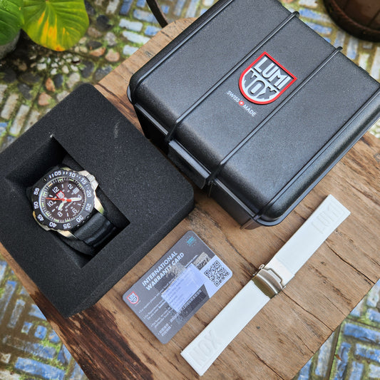 Luminox Carbonox RSC Navy Seal 45mm Black Dial - Complete Set