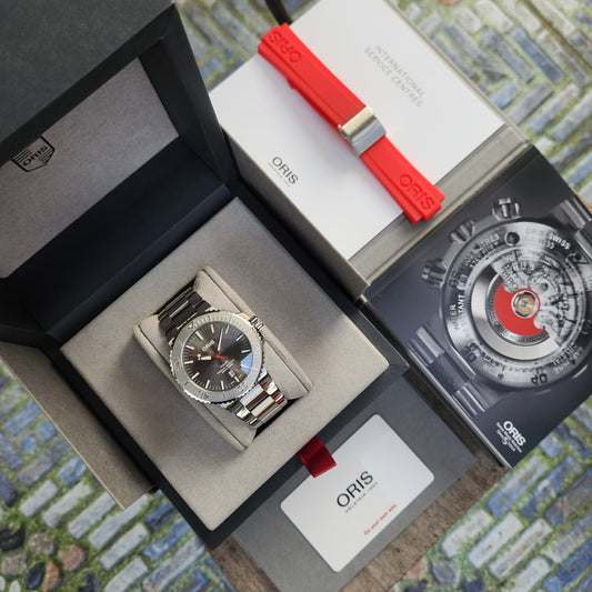 Oris Aquis Date Relief Red Needle in Sunray Grey Dial 43.5mm - Complete Set