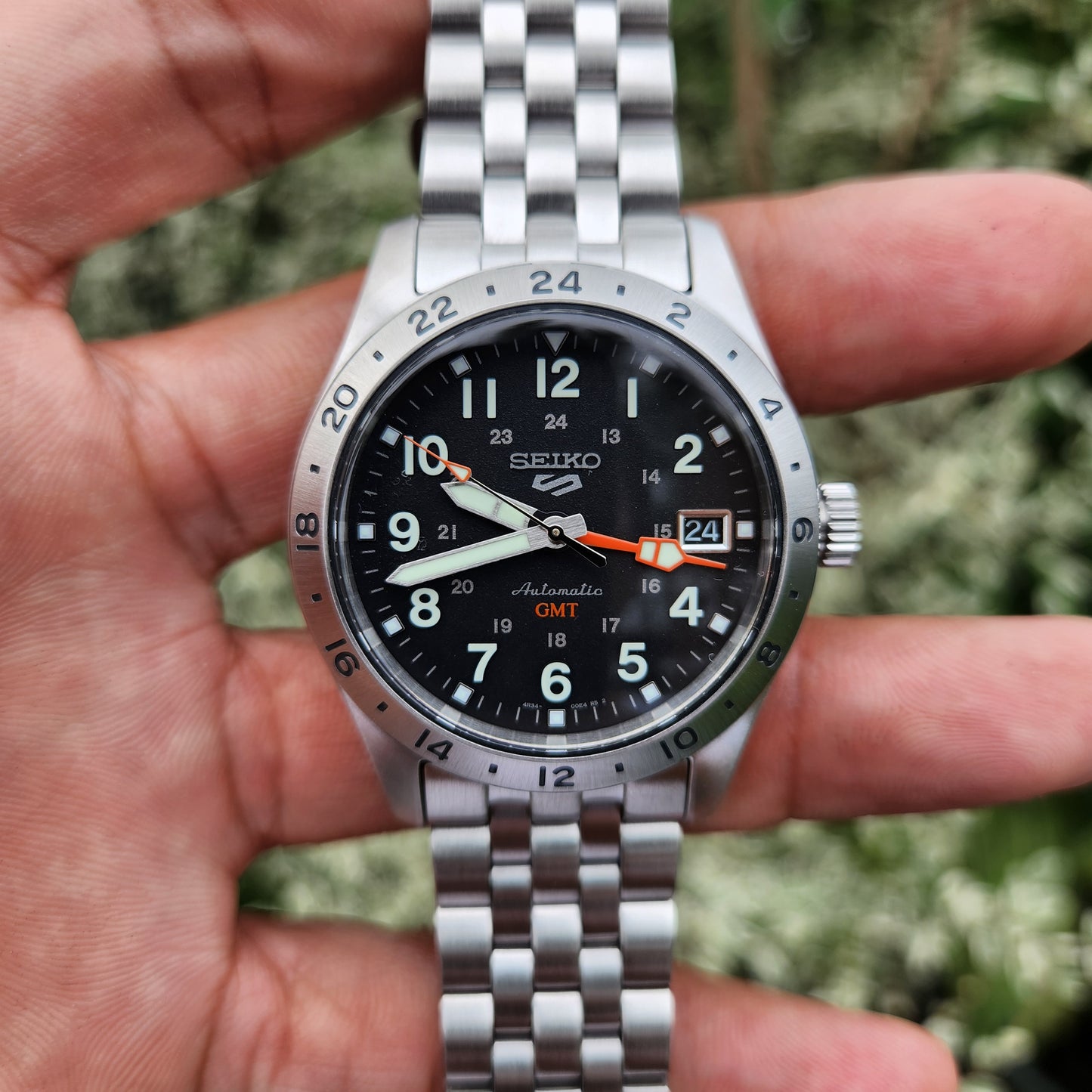 Seiko 5 SKX Sports GMT Explorer 39mm Black Dial - Complete Set (Brand New)