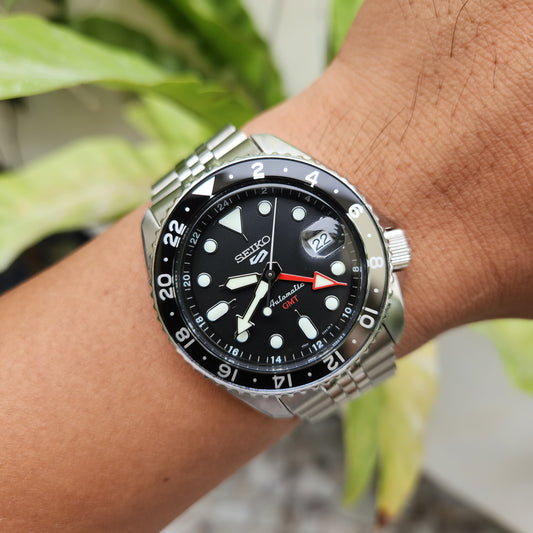 Seiko 5 SKX Sports GMT 'Bruce Wayne' 42.5mm - Complete Set
