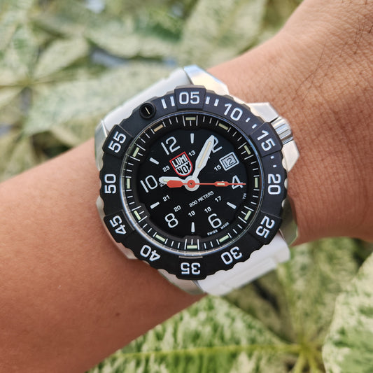 Luminox Carbonox RSC Navy Seal 45mm Black Dial - Complete Set