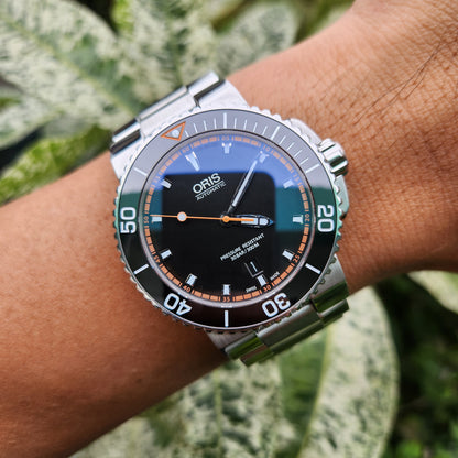 Oris Aquis Date Ceramic Bezel Orange Accent in Black Dial 43mm - Complete Set