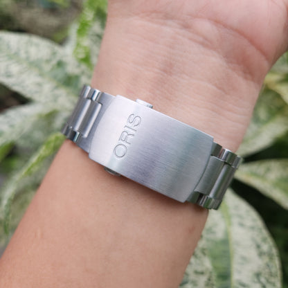 Oris Aquis Date Ceramic Bezel Orange Accent in Black Dial 43mm - Complete Set