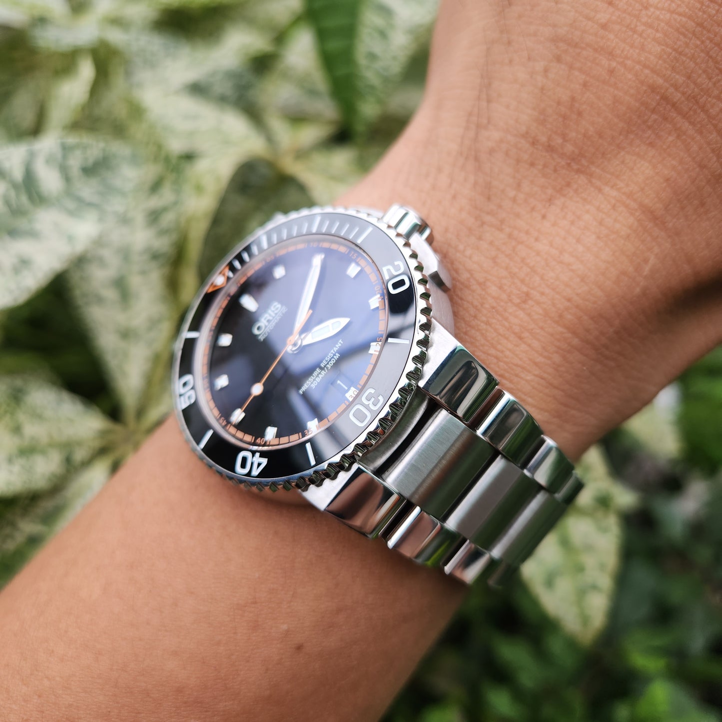 Oris Aquis Date Ceramic Bezel Orange Accent in Black Dial 43mm - Complete Set