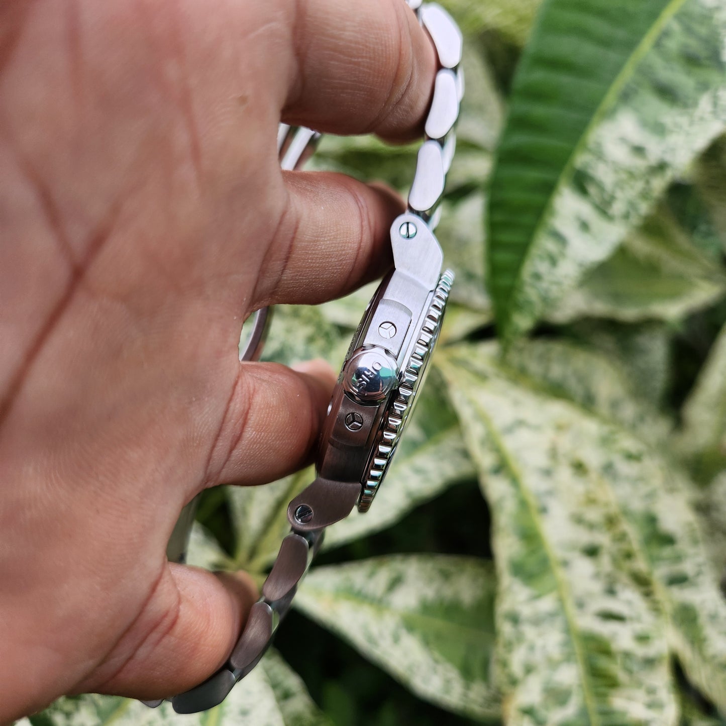 Oris Aquis Date Ceramic Bezel Orange Accent in Black Dial 43mm - Complete Set