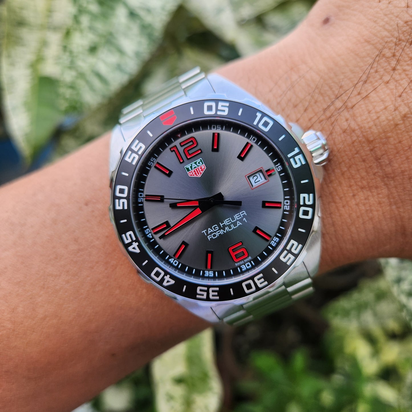 Tag Heuer F1 Steel Alu Black Bezel / Red Indeces in Grey Sunray Dial 43mm - Complete Set (2024 model)