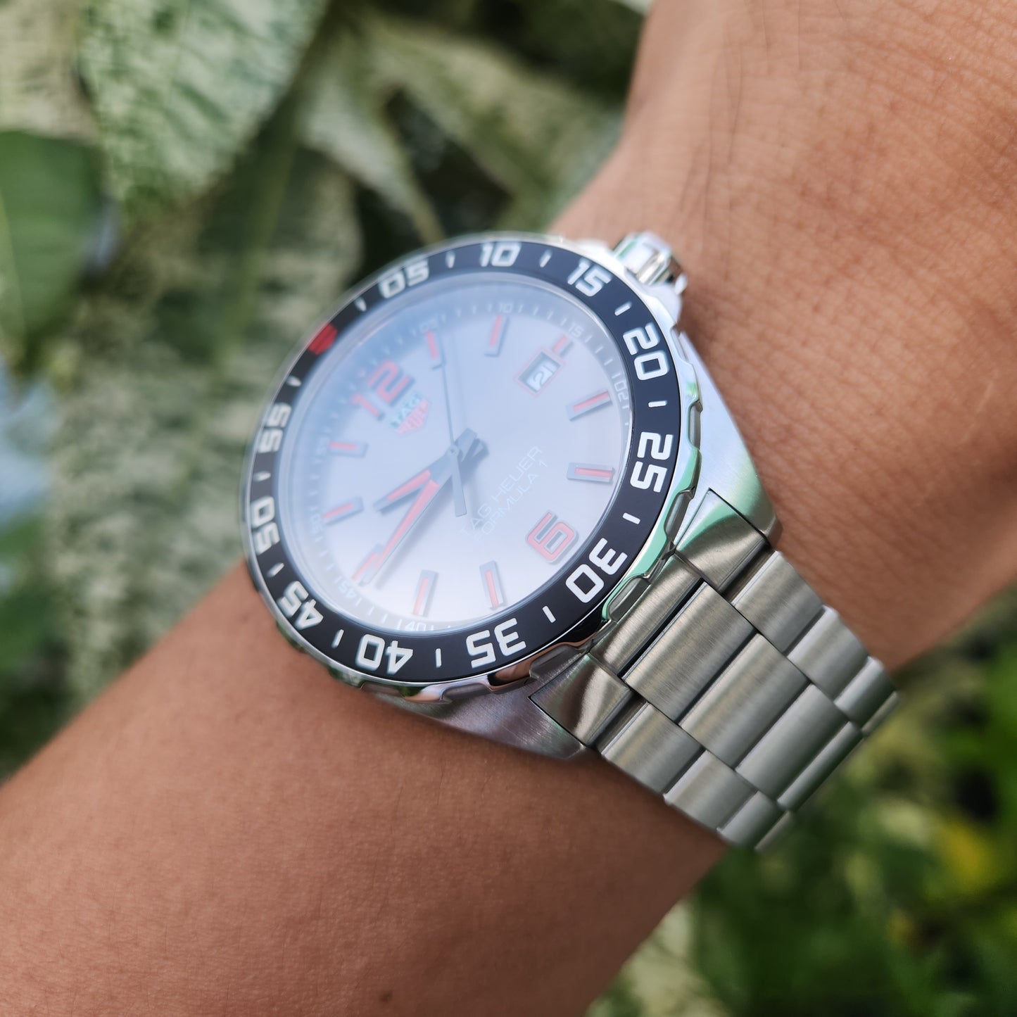 Tag Heuer F1 Steel Alu Black Bezel / Red Indeces in Grey Sunray Dial 43mm - Complete Set (2024 model)