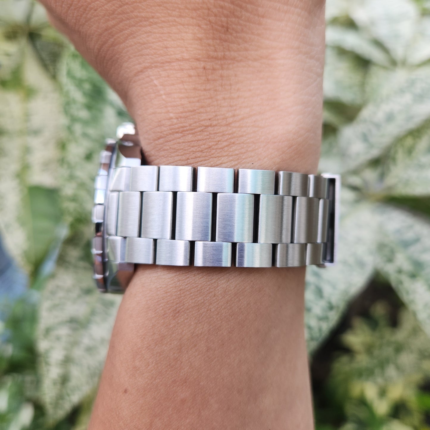 Tag Heuer F1 Steel Alu Black Bezel / Red Indeces in Grey Sunray Dial 43mm - Complete Set (2024 model)