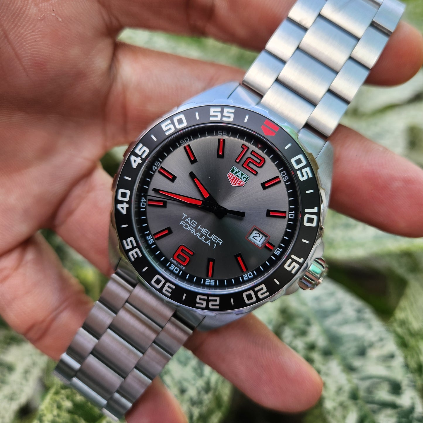 Tag Heuer F1 Steel Alu Black Bezel / Red Indeces in Grey Sunray Dial 43mm - Complete Set (2024 model)