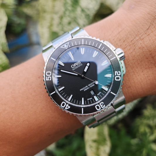 Oris Aquis Date Ceramic Matte Bezel in Black Dial 43mm - Complete Set