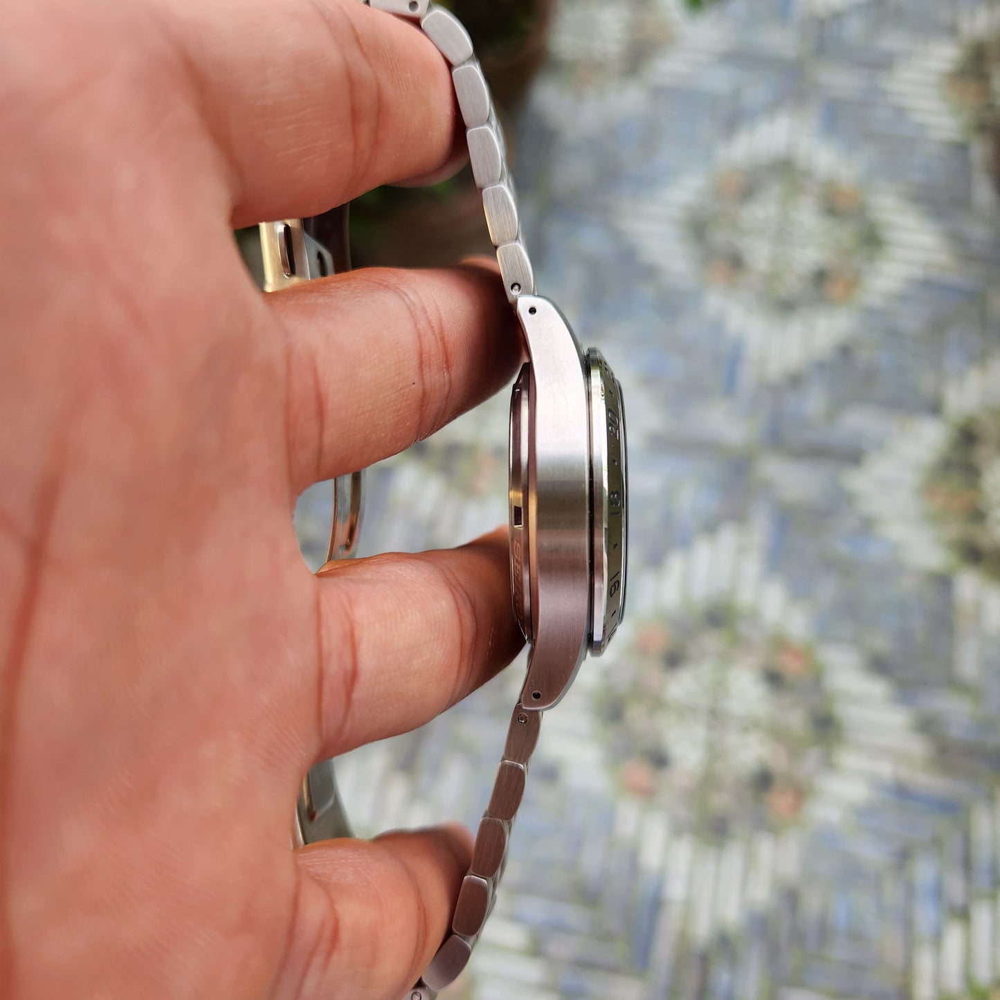 Seiko 5 SKX Sports GMT Explorer 39mm Black Dial - Complete Set (Brand New)