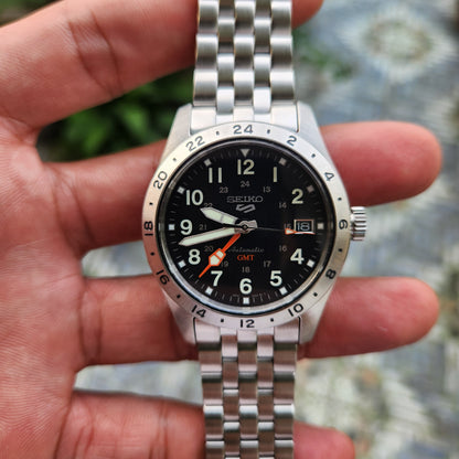 Seiko 5 SKX Sports GMT Explorer 39mm Black Dial - Complete Set (Brand New)