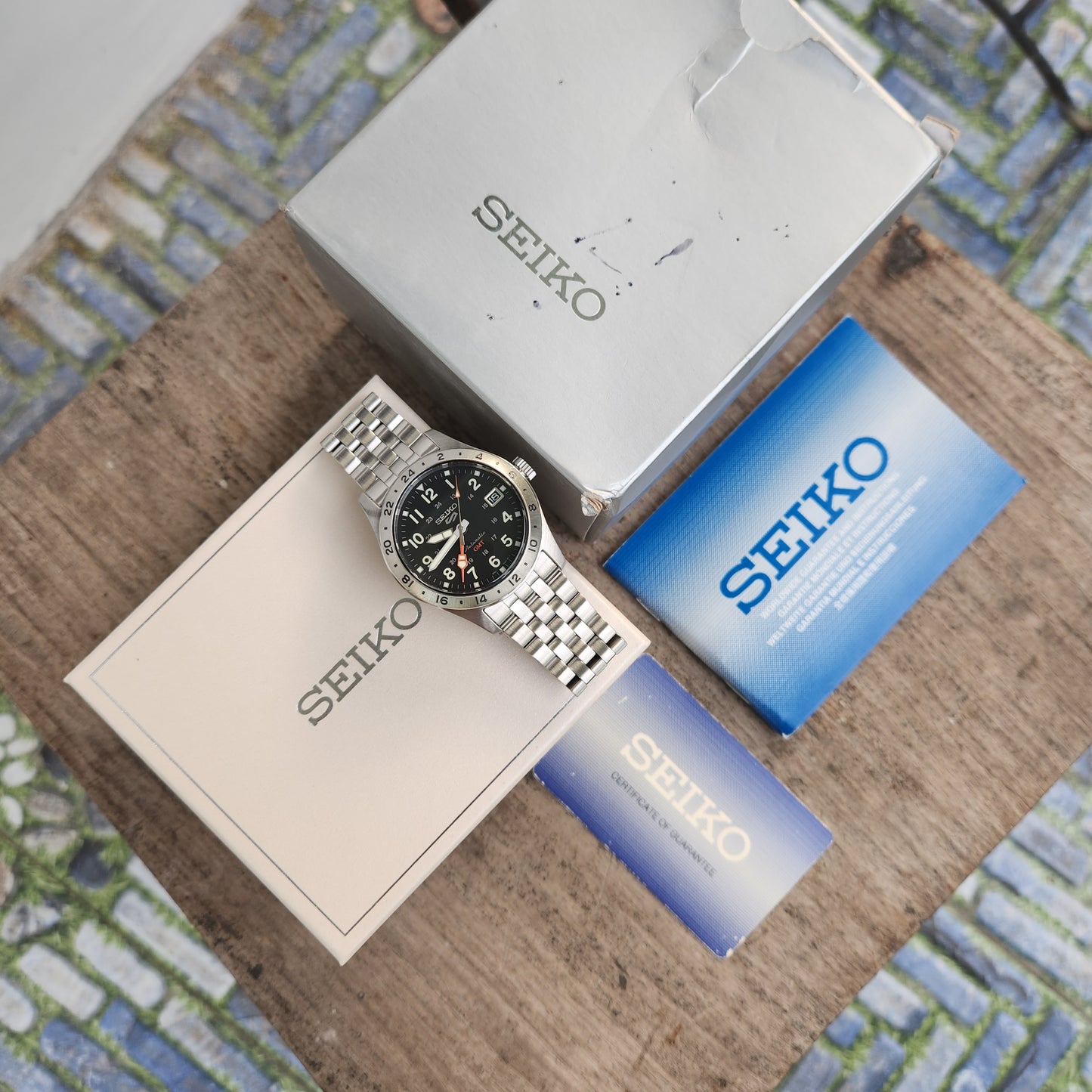 Seiko 5 SKX Sports GMT Explorer 39mm Black Dial - Complete Set (Brand New)