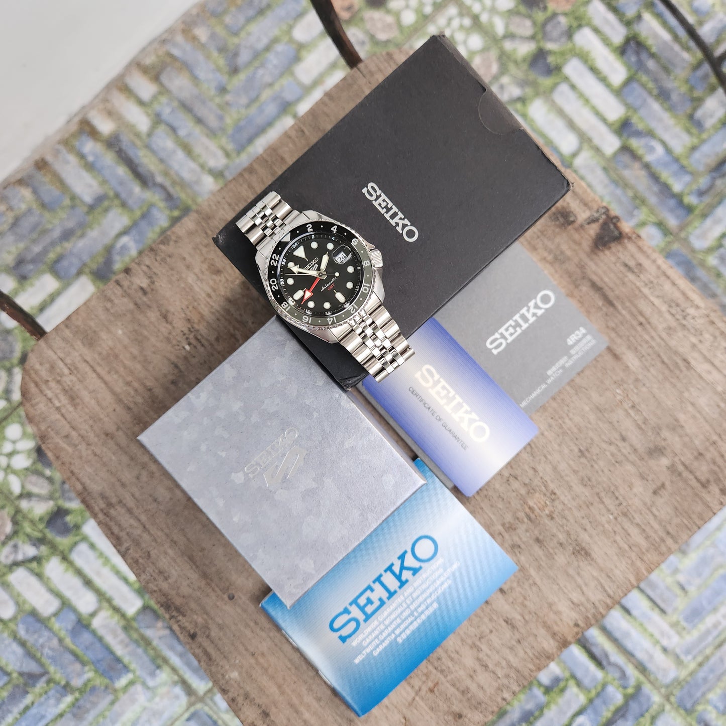 Seiko 5 SKX Sports GMT 'Bruce Wayne' 42.5mm - Complete Set