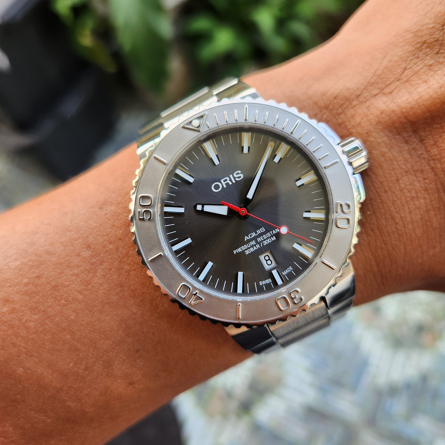 Oris Aquis Date Relief Red Needle in Sunray Grey Dial 43.5mm - Complete Set