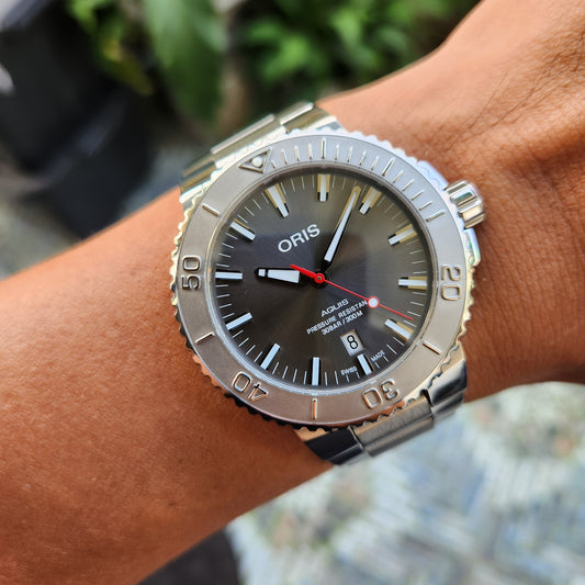 Oris Aquis Date Relief Red Needle in Sunray Grey Dial 43.5mm - Complete Set