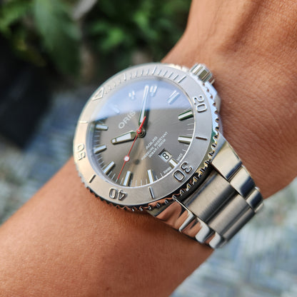 Oris Aquis Date Relief Red Needle in Sunray Grey Dial 43.5mm - Complete Set