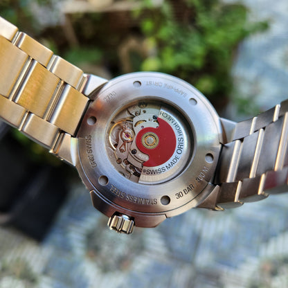 Oris Aquis Date Relief Red Needle in Sunray Grey Dial 43.5mm - Complete Set