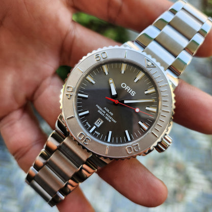 Oris Aquis Date Relief Red Needle in Sunray Grey Dial 43.5mm - Complete Set