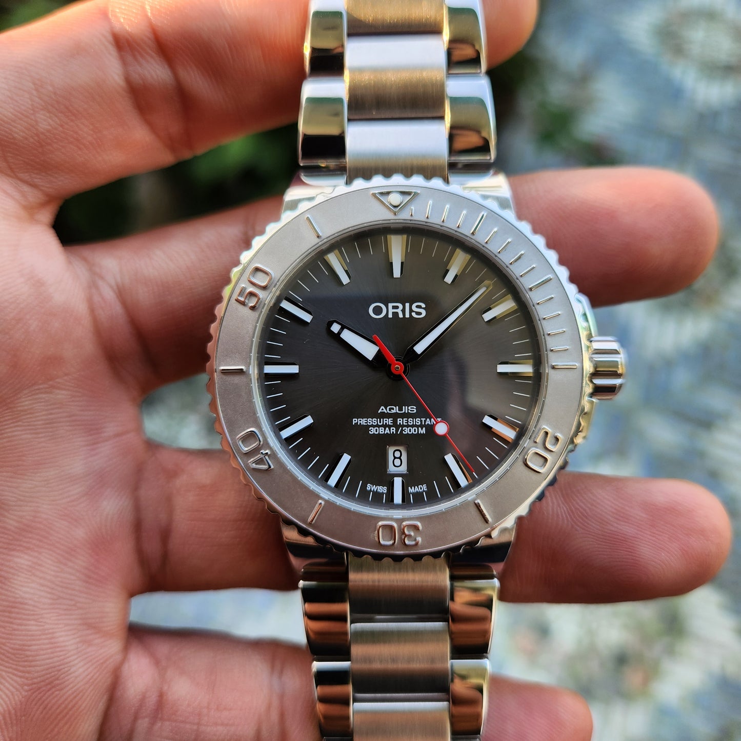 Oris Aquis Date Relief Red Needle in Sunray Grey Dial 43.5mm - Complete Set