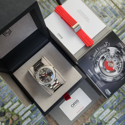 Oris Aquis Date Relief Red Needle in Sunray Grey Dial 43.5mm - Complete Set