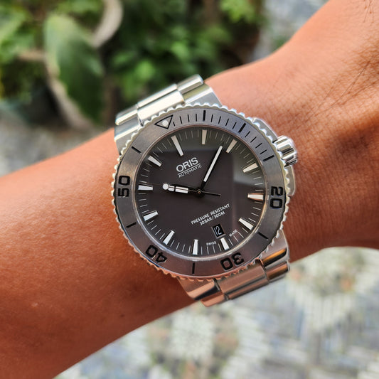 Oris Aquis Date Ceramic Bezel in Grey Dial 43mm - Complete Set