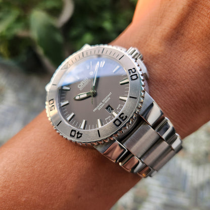 Oris Aquis Date Ceramic Bezel in Grey Dial 43mm - Complete Set