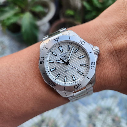 Tag Heuer Aquaracer Professional 200 Silver Sunray Brushed Dial 40mm - Complete Set