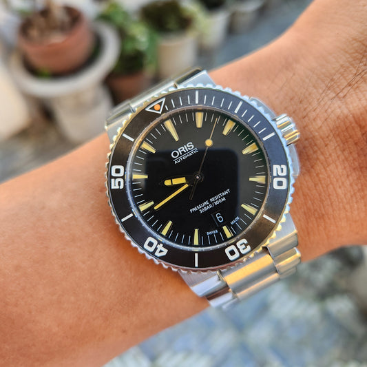 Oris Aquis Date Matte Ceramic Bezel with Orange Indeces in Black Dial 43.5mm
