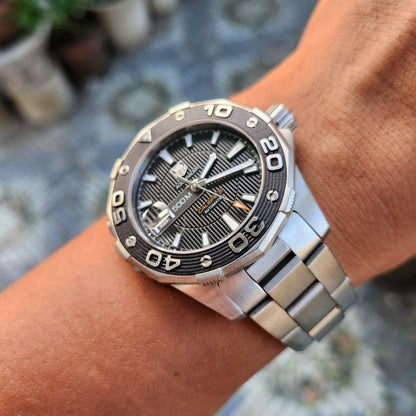 Tag Heuer Aquaracer Calibre 5 Black Engraved Stripes Dial 500M 43mm - Complete Set
