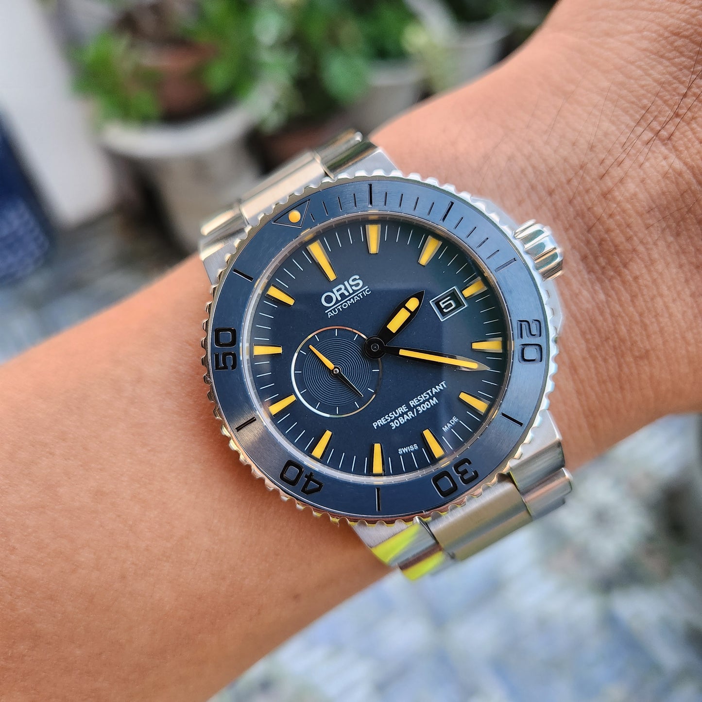 Oris Aquis Maldives Limited Edition Ceramic Bezel in Dark Blue Dial 43mm Titanium - Complete Set
