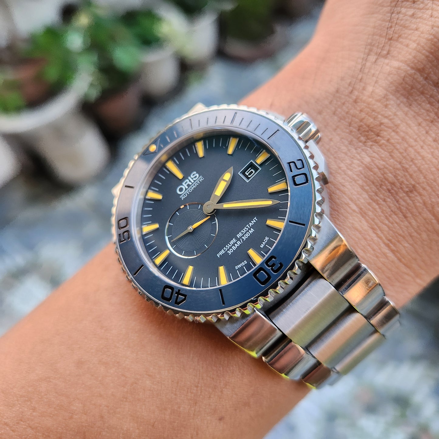 Oris Aquis Maldives Limited Edition Ceramic Bezel in Dark Blue Dial 43mm Titanium - Complete Set