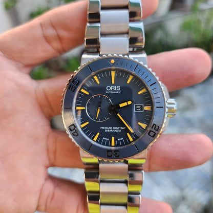 Oris Aquis Maldives Limited Edition Ceramic Bezel in Dark Blue Dial 43mm Titanium - Complete Set