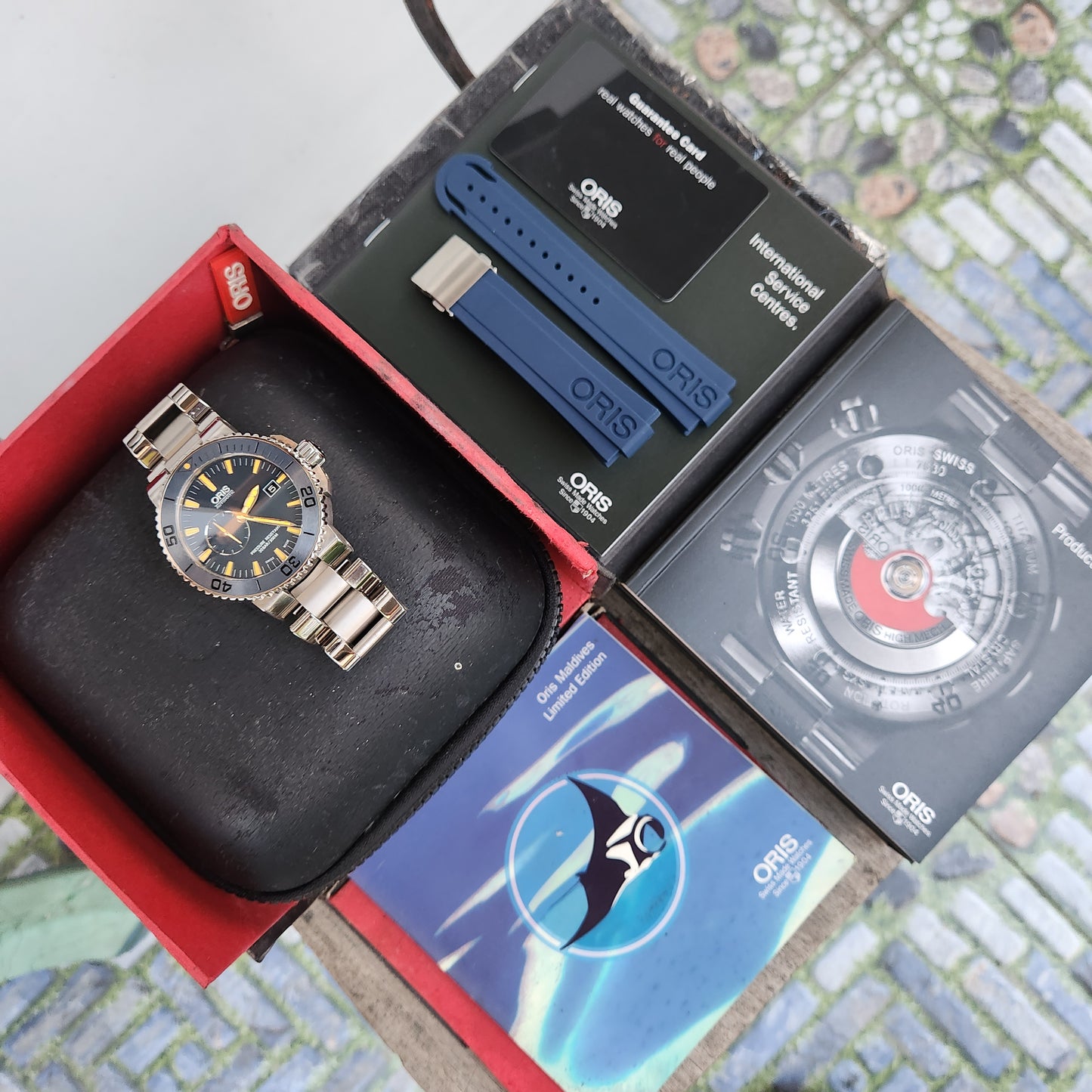 Oris Aquis Maldives Limited Edition Ceramic Bezel in Dark Blue Dial 43mm Titanium - Complete Set