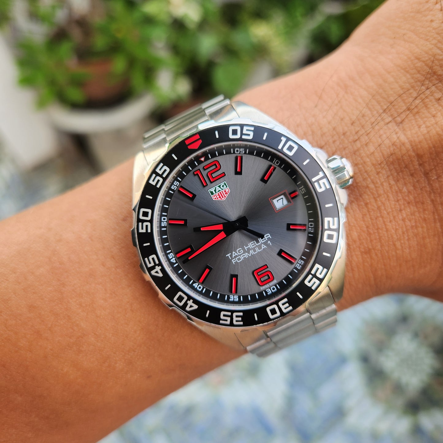 Tag Heuer F1 Steel Alu Black Bezel / Red Indeces in Grey Sunray Dial 43mm