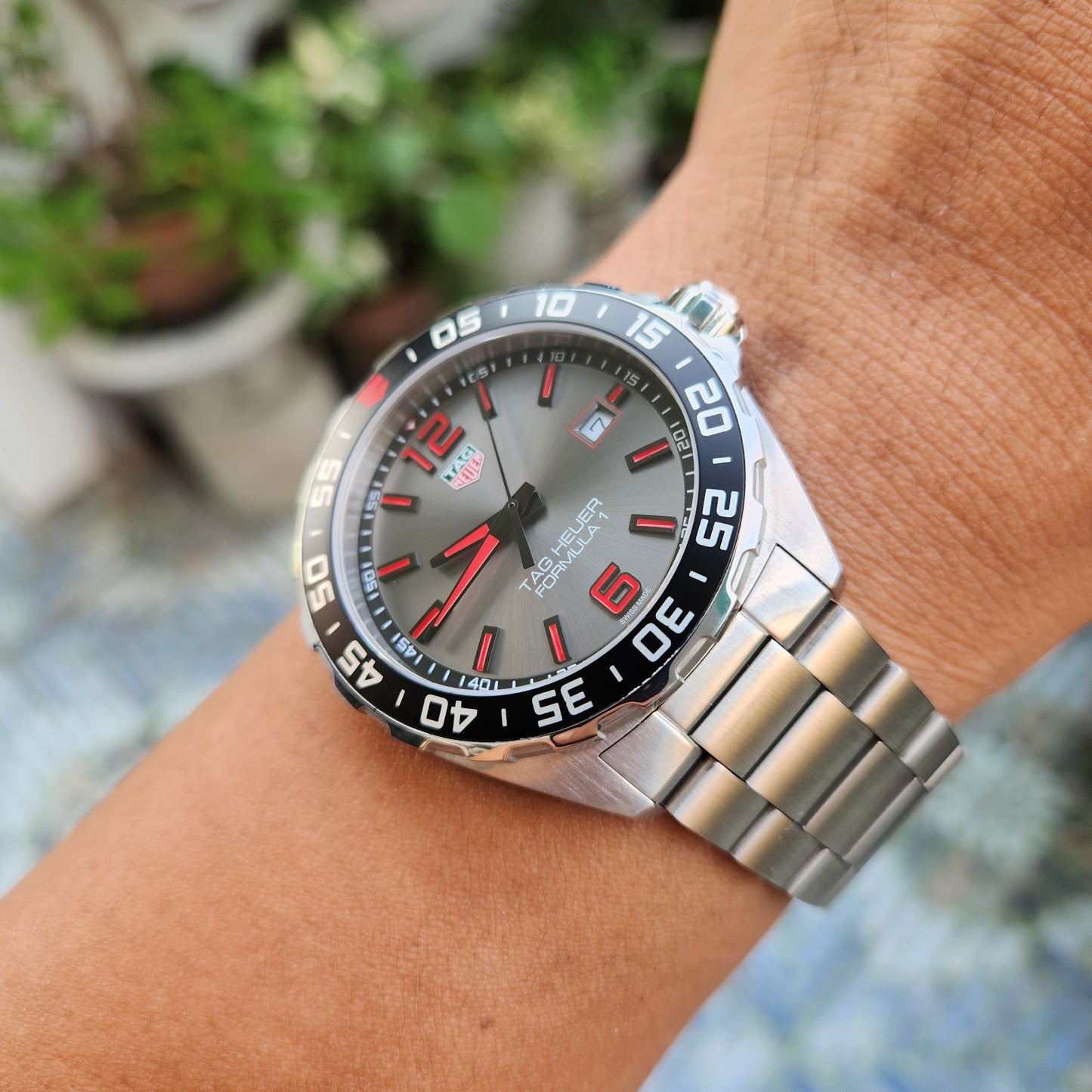 Tag Heuer F1 Steel Alu Black Bezel / Red Indeces in Grey Sunray Dial 43mm