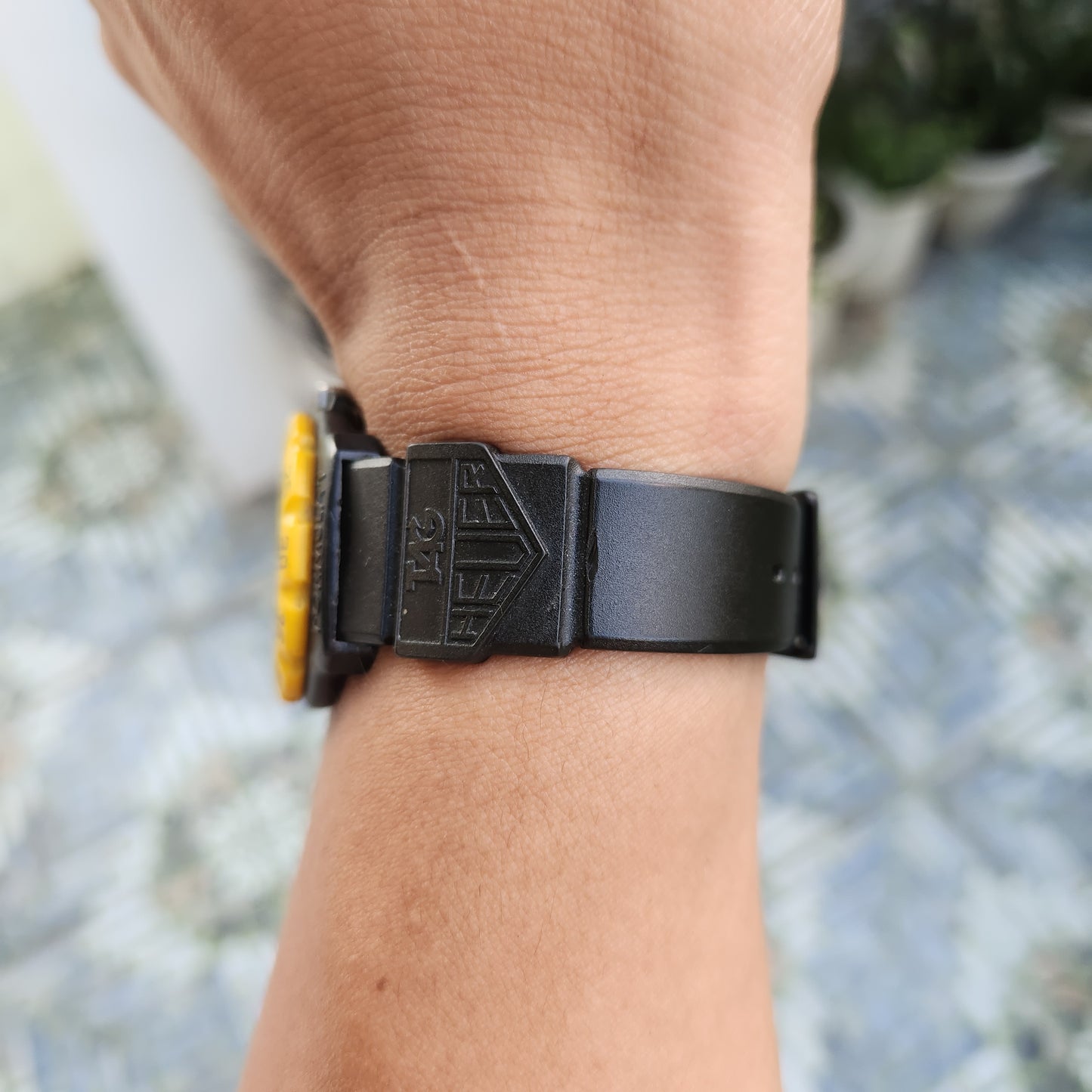 Tag Heuer F1 Classic Midsize Yellow Bezel in Black Dial