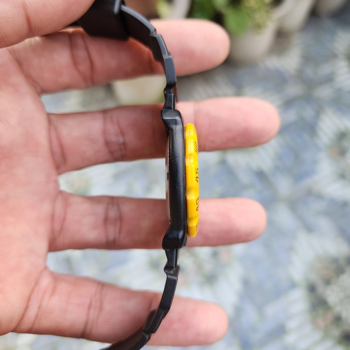 Tag Heuer F1 Classic Midsize Yellow Bezel in Black Dial